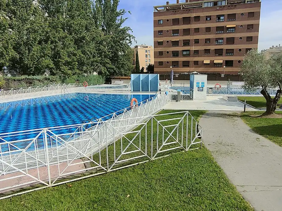 Wohnung zur Miete in Calle de Nanclares de Oca, 26, Rejas Schwimmbecken von Wohnung zur Miete in Madrid Capital mit Klimaanlage, Schwimmbad und Balkon