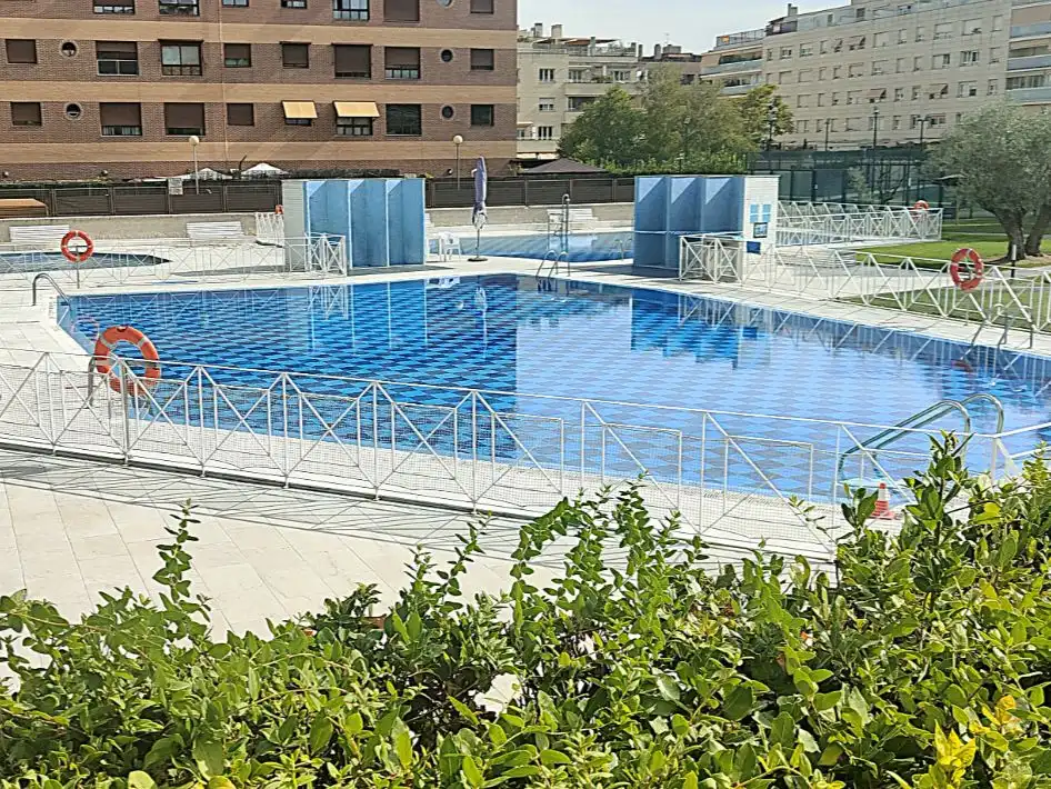 Wohnung zur Miete in Calle de Nanclares de Oca, 26, Rejas Schwimmbecken von Wohnung zur Miete in Madrid Capital mit Klimaanlage, Schwimmbad und Balkon