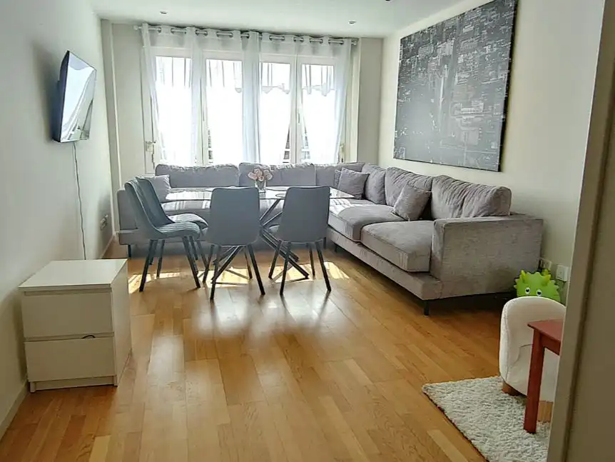 Wohnung zur Miete in Calle de Nanclares de Oca, 26, Rejas Wohnzimmer von Wohnung zur Miete in Madrid Capital mit Klimaanlage, Schwimmbad und Balkon