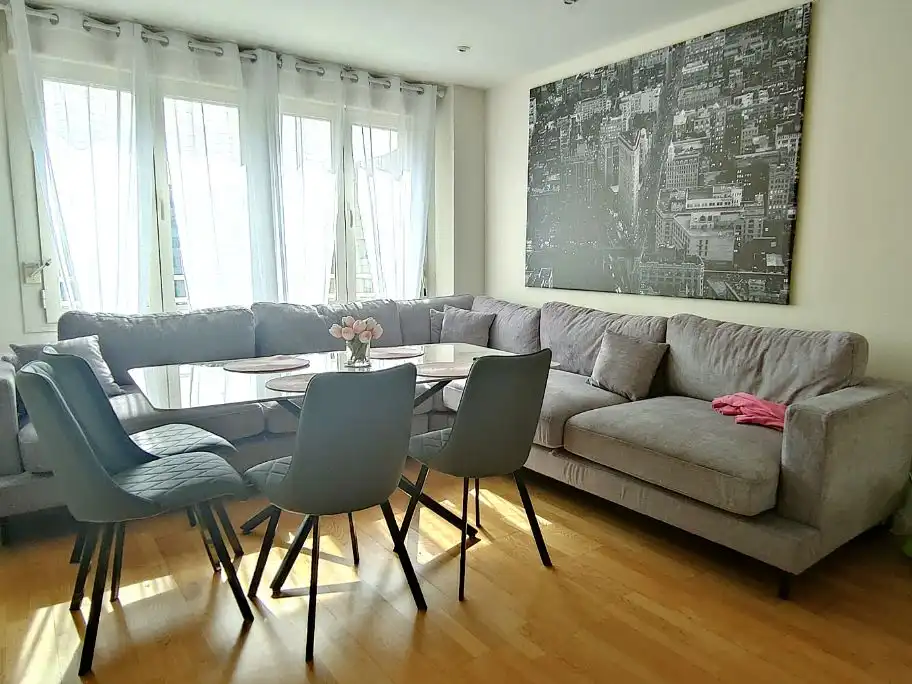 Wohnung zur Miete in Calle de Nanclares de Oca, 26, Rejas Wohnzimmer von Wohnung zur Miete in Madrid Capital mit Klimaanlage, Schwimmbad und Balkon