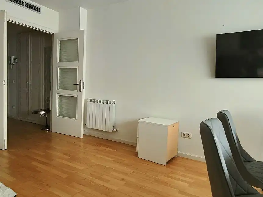 Wohnung zur Miete in Calle de Nanclares de Oca, 26, Rejas Wohnzimmer von Wohnung zur Miete in Madrid Capital mit Klimaanlage, Schwimmbad und Balkon