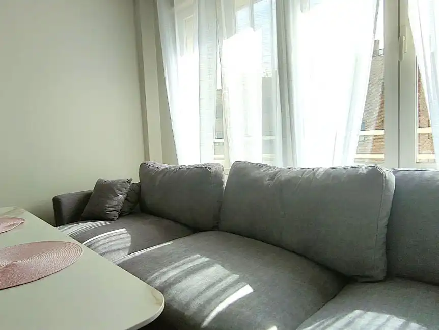 Wohnung zur Miete in Calle de Nanclares de Oca, 26, Rejas Wohnzimmer von Wohnung zur Miete in Madrid Capital mit Klimaanlage, Schwimmbad und Balkon