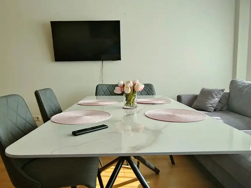 Wohnung zur Miete in Calle de Nanclares de Oca, 26, Rejas Esszimmer von Wohnung zur Miete in Madrid Capital mit Klimaanlage, Schwimmbad und Balkon