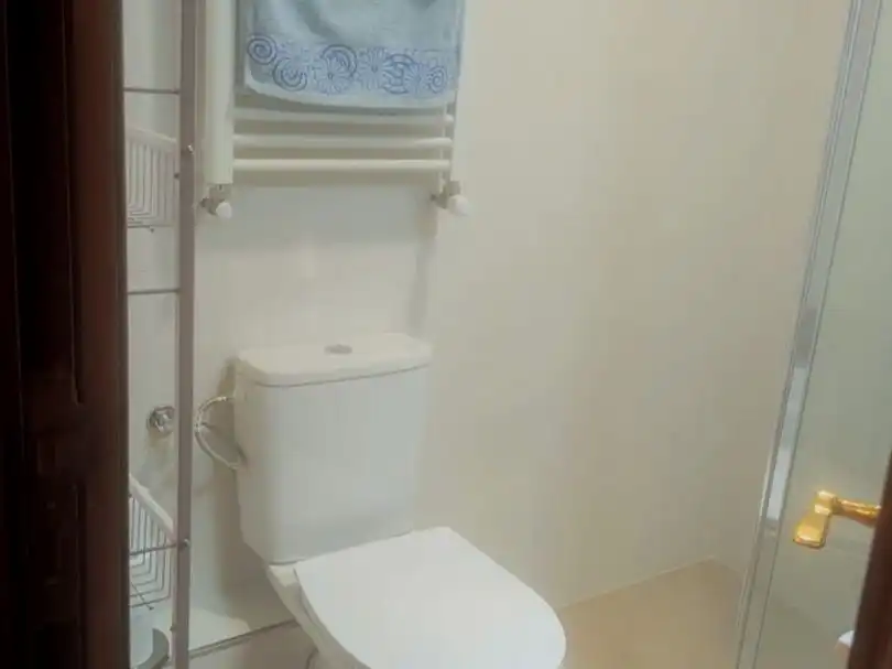 Planta baja de alquiler en Calle de La Solana de Opañel, 24, Opañel Baño de Planta baja de alquiler en Madrid con Calefacción, Parquet y Amueblado