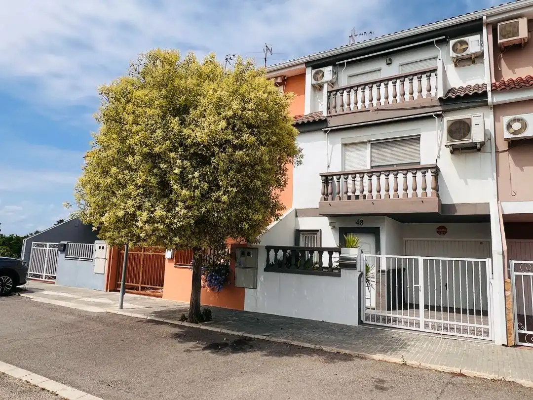 Casa adosada en venta en Carrer Mestre Serrano, 48, Benimuslem Vista exterior de Casa adosada en venta en Benimuslem con Aire acondicionado, Parquet y Terraza