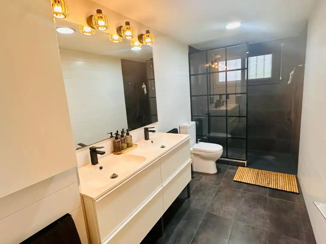 Casa adosada en venta en Carrer Mestre Serrano, 48, Benimuslem Baño de Casa adosada en venta en Benimuslem con Aire acondicionado, Parquet y Terraza