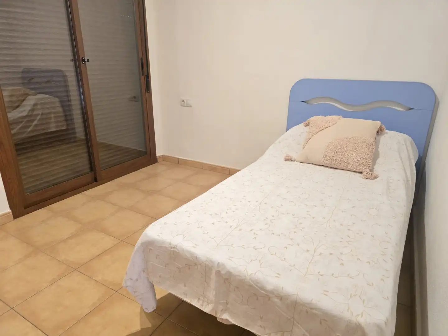 Pis de lloguer a Avinguda de Sagi Barba, 33, Casco urbano Dormitori de Pis de lloguer en Polop amb Moblat, Forn i Rentadora