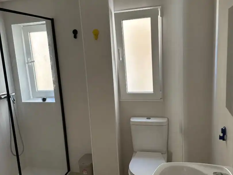 Flat for rent in Calle Demetrio Spínola, 12, Rosaleda - Juventud Bathroom of Flat for rent in Granada with Air Conditioner, Terrace and Furnished