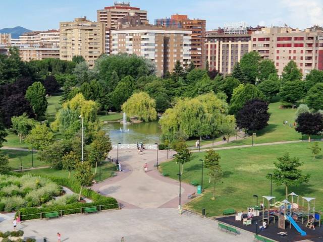 Piso en Alquiler en Mendebaldea - Ermitagaña
