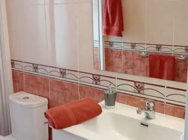 Bany de Apartament de lloguer en Gijón  amb Calefacció, Parquet i Moblat