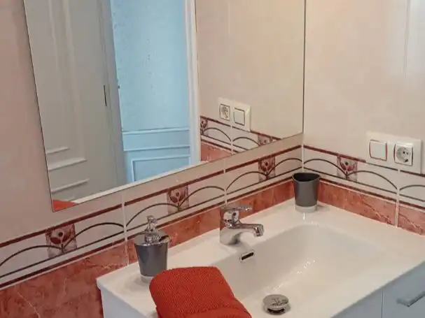 Bany de Apartament de lloguer en Gijón  amb Calefacció, Parquet i Moblat