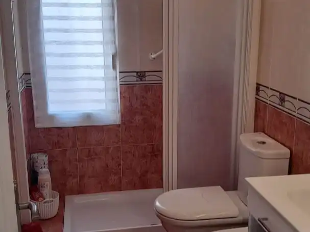 Bany de Apartament de lloguer en Gijón  amb Calefacció, Parquet i Moblat