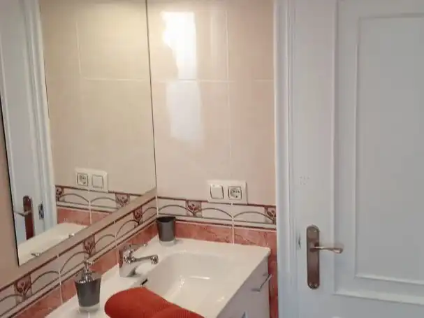 Bany de Apartament de lloguer en Gijón  amb Calefacció, Parquet i Moblat