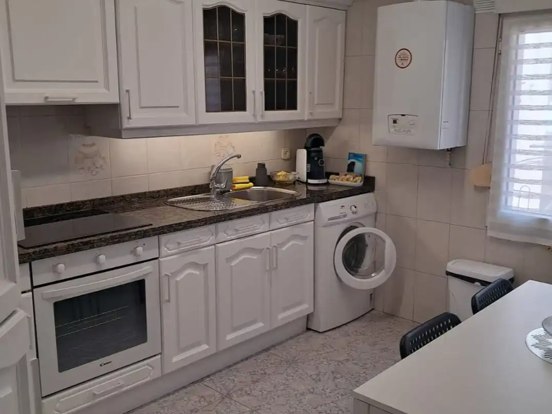 Cuina de Apartament de lloguer en Gijón  amb Calefacció, Parquet i Moblat