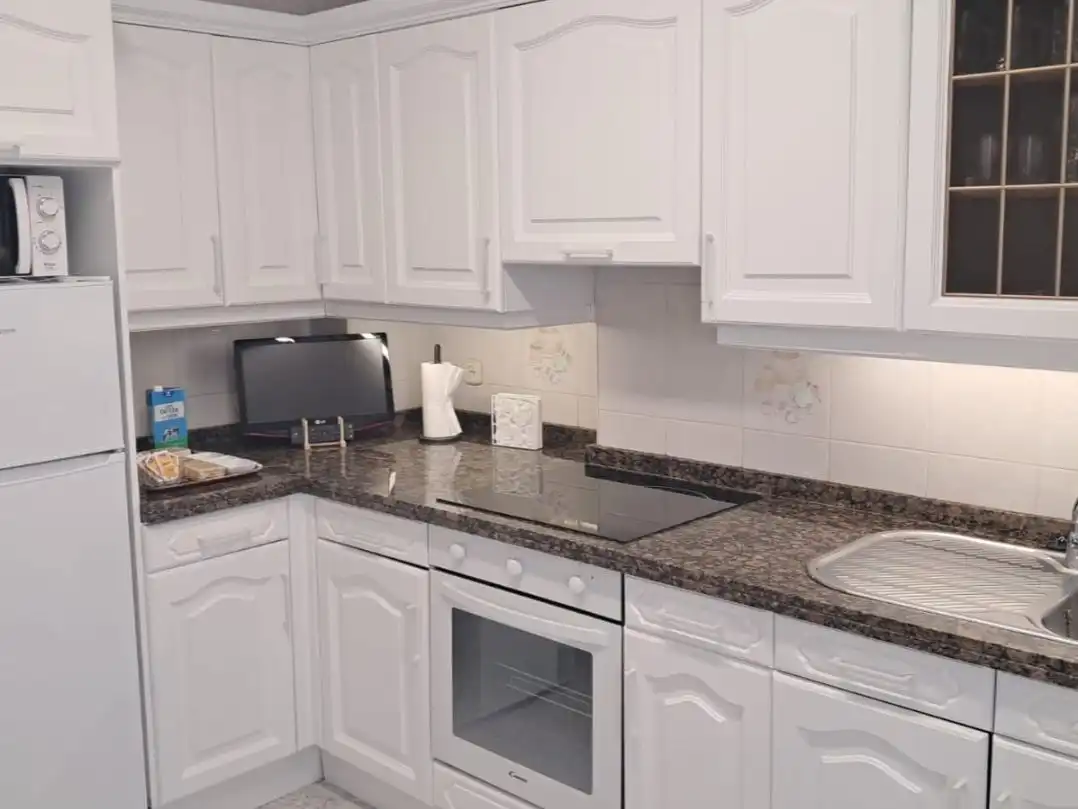 Cuina de Apartament de lloguer en Gijón  amb Calefacció, Parquet i Moblat