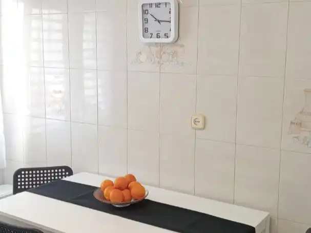Cuina de Apartament de lloguer en Gijón  amb Calefacció, Parquet i Moblat
