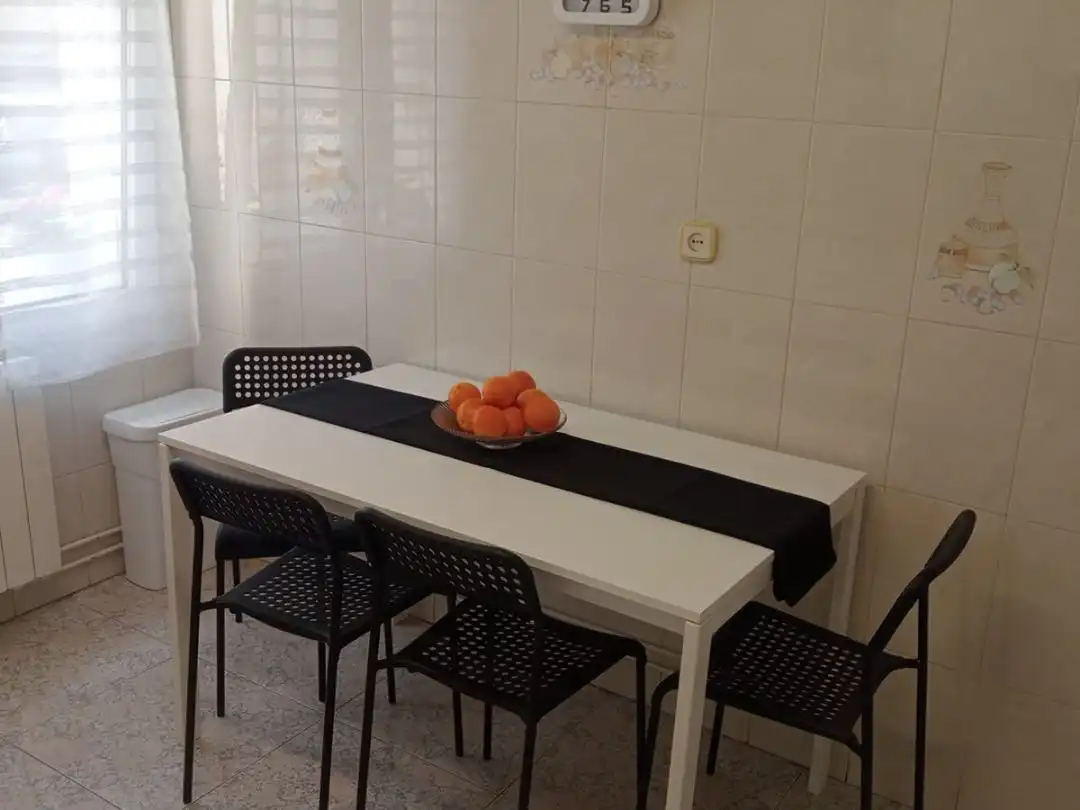 Menjador de Apartament de lloguer en Gijón  amb Calefacció, Parquet i Moblat