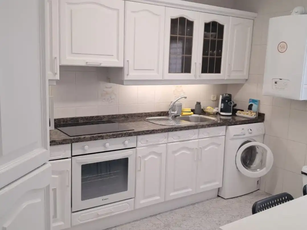 Cuina de Apartament de lloguer en Gijón  amb Calefacció, Parquet i Moblat