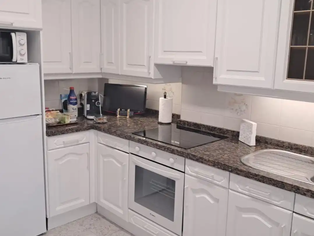 Cuina de Apartament de lloguer en Gijón  amb Calefacció, Parquet i Moblat