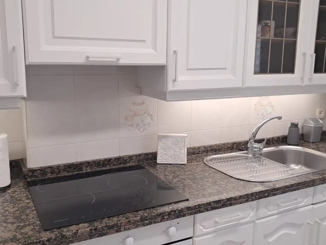Cuina de Apartament de lloguer en Gijón  amb Calefacció, Parquet i Moblat