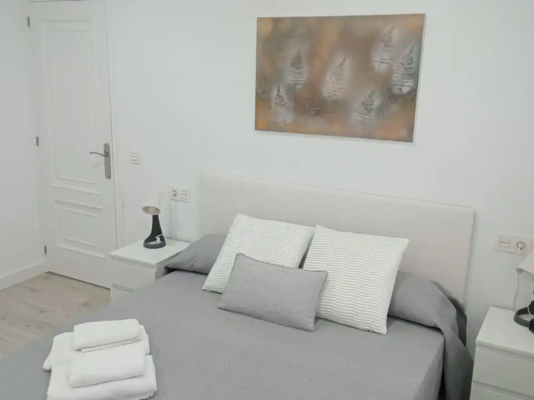 Dormitori de Apartament de lloguer en Gijón  amb Calefacció, Parquet i Moblat