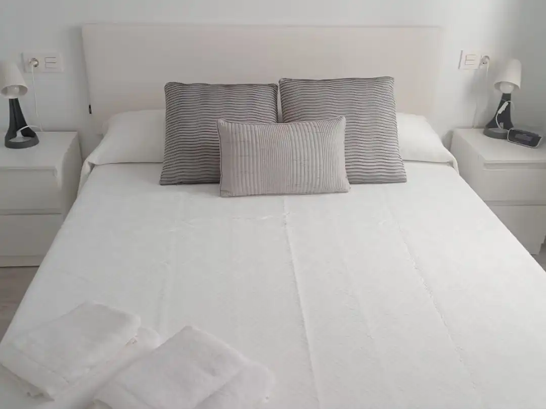 Dormitori de Apartament de lloguer en Gijón  amb Calefacció, Parquet i Moblat