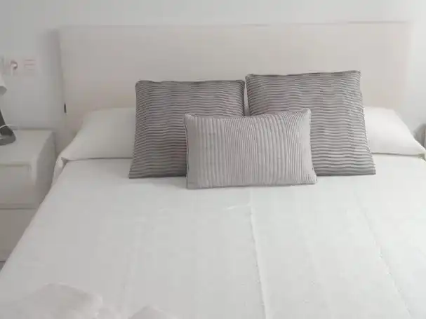 Dormitori de Apartament de lloguer en Gijón  amb Calefacció, Parquet i Moblat