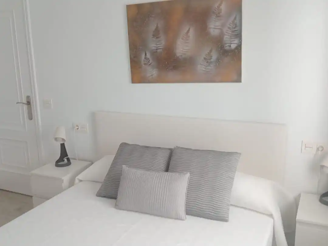 Dormitori de Apartament de lloguer en Gijón  amb Calefacció, Parquet i Moblat