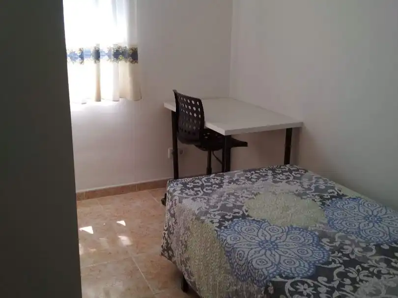 Piso de alquiler en Calle Beatriz de Suabia, 158, Barrio del Nervión Habitación de Piso de alquiler en Sevilla con Aire acondicionado, Terraza y Amueblado