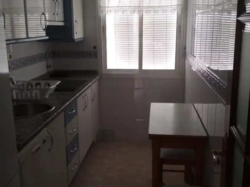 Piso de alquiler en Calle Beatriz de Suabia, 158, Barrio del Nervión Cocina de Piso de alquiler en Sevilla con Aire acondicionado, Terraza y Amueblado