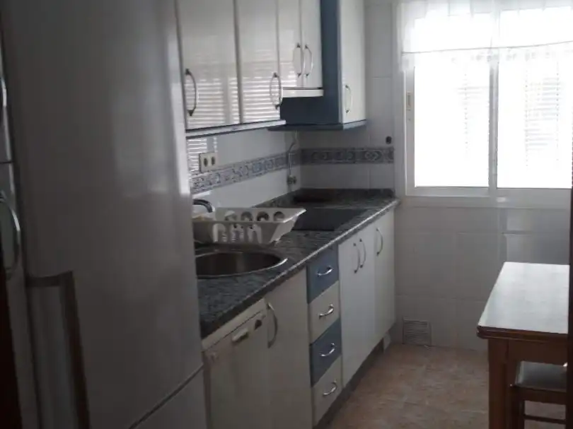 Piso de alquiler en Calle Beatriz de Suabia, 158, Barrio del Nervión Cocina de Piso de alquiler en Sevilla con Aire acondicionado, Terraza y Amueblado