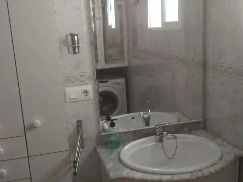 Piso de alquiler en Calle Beatriz de Suabia, 158, Barrio del Nervión Baño de Piso de alquiler en Sevilla con Aire acondicionado, Terraza y Amueblado