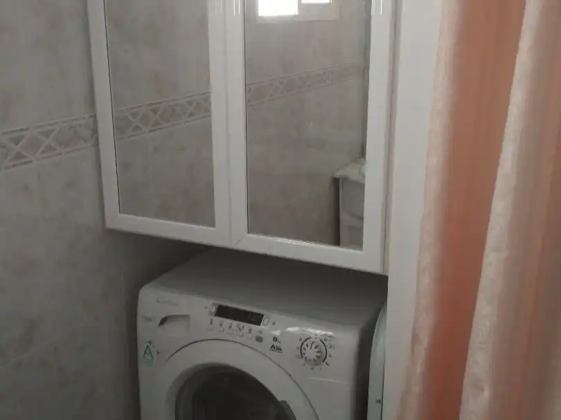 Piso de alquiler en Calle Beatriz de Suabia, 158, Barrio del Nervión Baño de Piso de alquiler en Sevilla con Aire acondicionado, Terraza y Amueblado