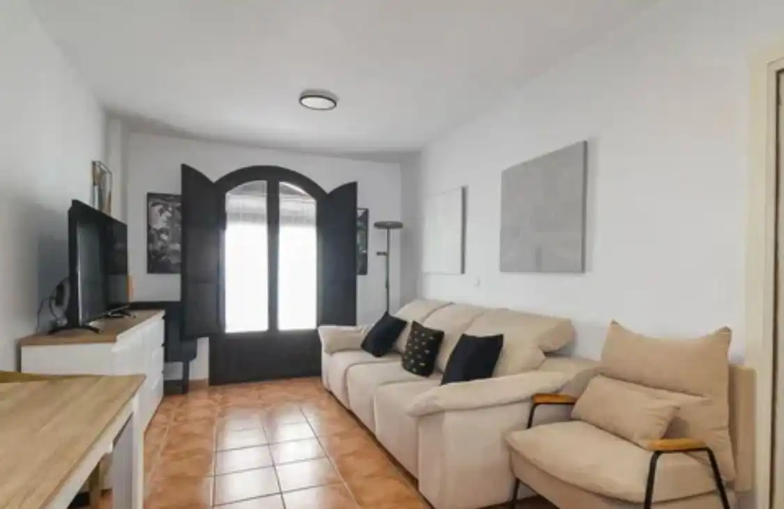 Piso de alquiler en Calle San Francisco, Vélez de Benaudalla Sala de estar de Piso de alquiler en Vélez de Benaudalla con Aire acondicionado, Jardín privado y Terraza