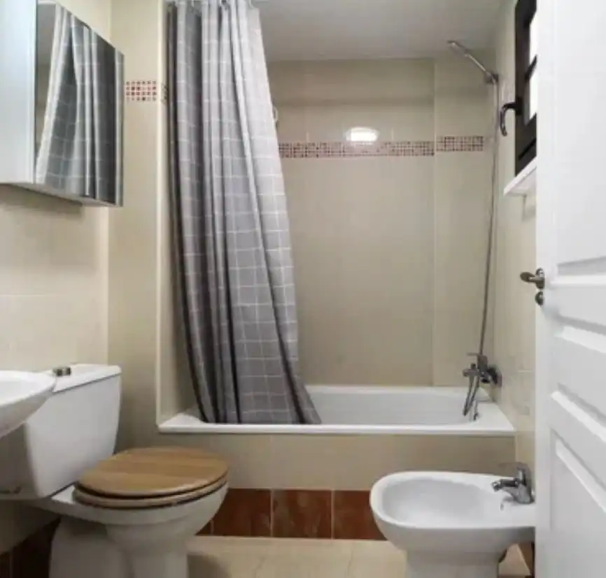 Piso de alquiler en Calle San Francisco, Vélez de Benaudalla Baño de Piso de alquiler en Vélez de Benaudalla con Aire acondicionado, Jardín privado y Terraza