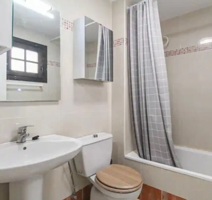 Piso de alquiler en Calle San Francisco, Vélez de Benaudalla Baño de Piso de alquiler en Vélez de Benaudalla con Aire acondicionado, Jardín privado y Terraza