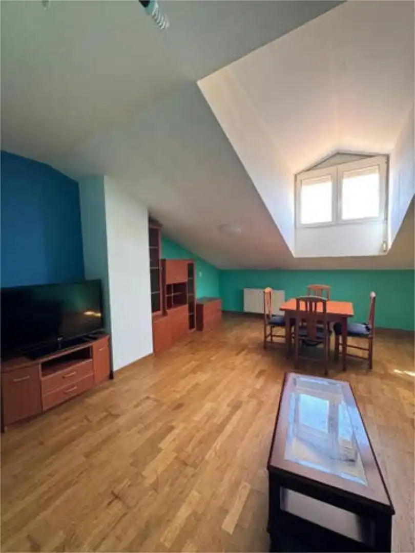 Ático de alquiler en Villafría - La Ventilla - Castañares Sala de estar de Ático de alquiler en Burgos con Calefacción y Amueblado