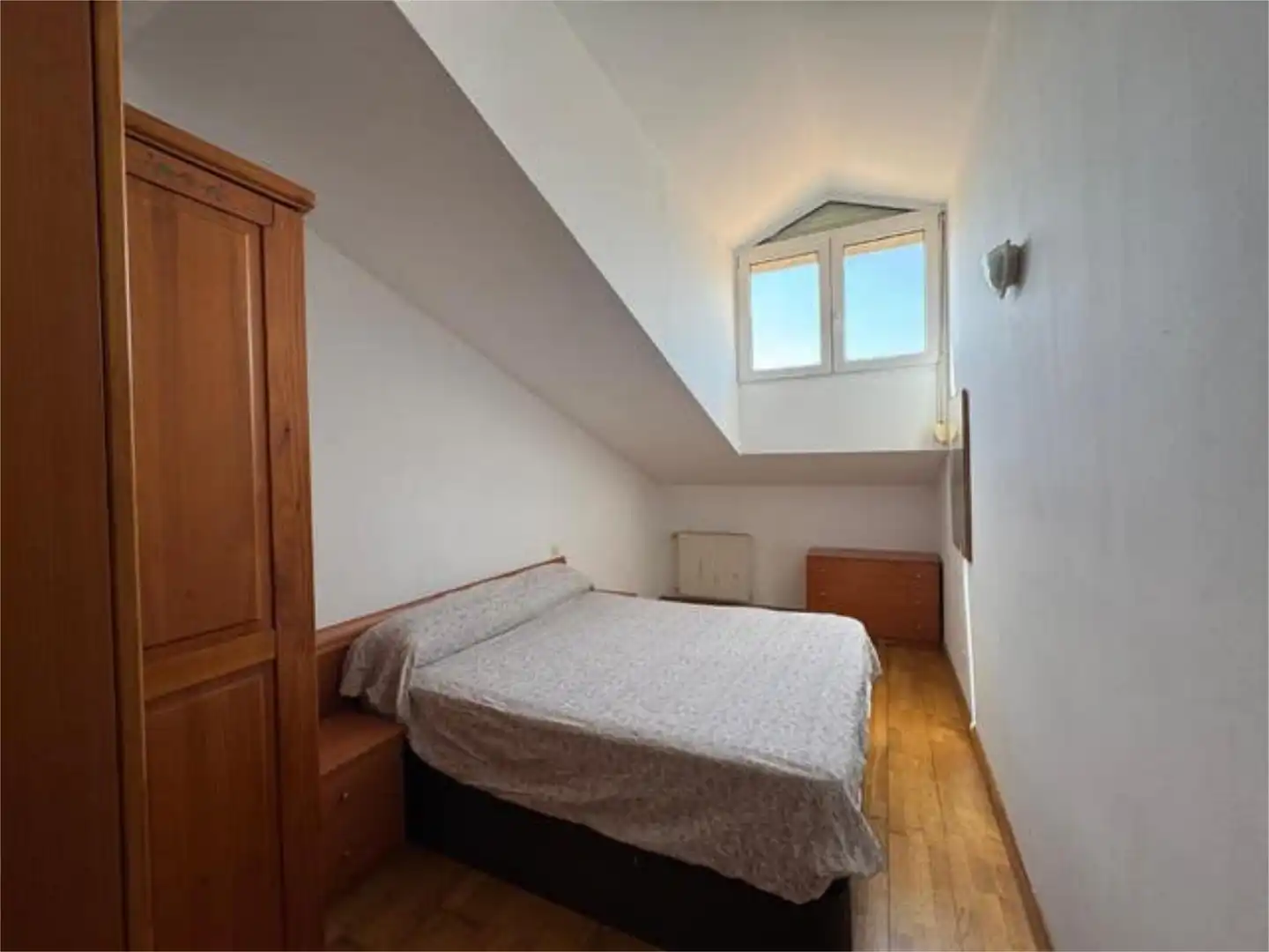 Ático de alquiler en Villafría - La Ventilla - Castañares Habitación de Ático de alquiler en Burgos con Calefacción y Amueblado
