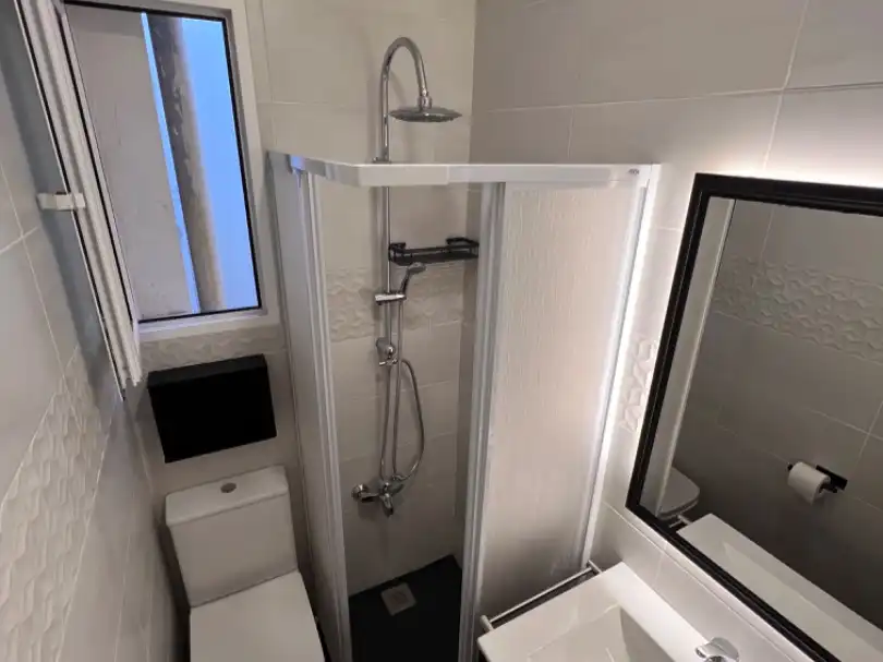 Flat for rent in Calle de Andalucía, 9, Adelfas Bathroom of Flat for rent in Madrid with Air Conditioner, Heating and Furnished
