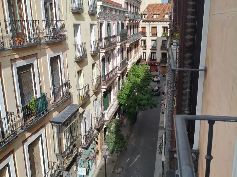 Wohnung zur Miete in Calle de Hernán Cortés, 14, Justicia - Chueca Außenansicht von Wohnung zur Miete in Madrid Capital mit Balkon