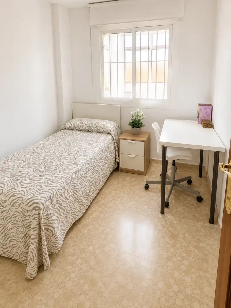 Flat for sale in Camino Viejo de Vélez, 42, Torre de Benagalbón Bedroom of Flat for sale in Rincón de la Victoria with Air Conditioner, Terrace and Swimming Pool