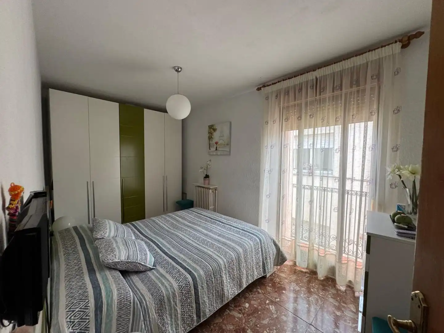 Casa adosada en venta en Carrer de Les Roques, 9, Poble - Casc Antic Habitación de Casa adosada en venta en Castellar del Vallès con Aire acondicionado, Terraza y Balcón