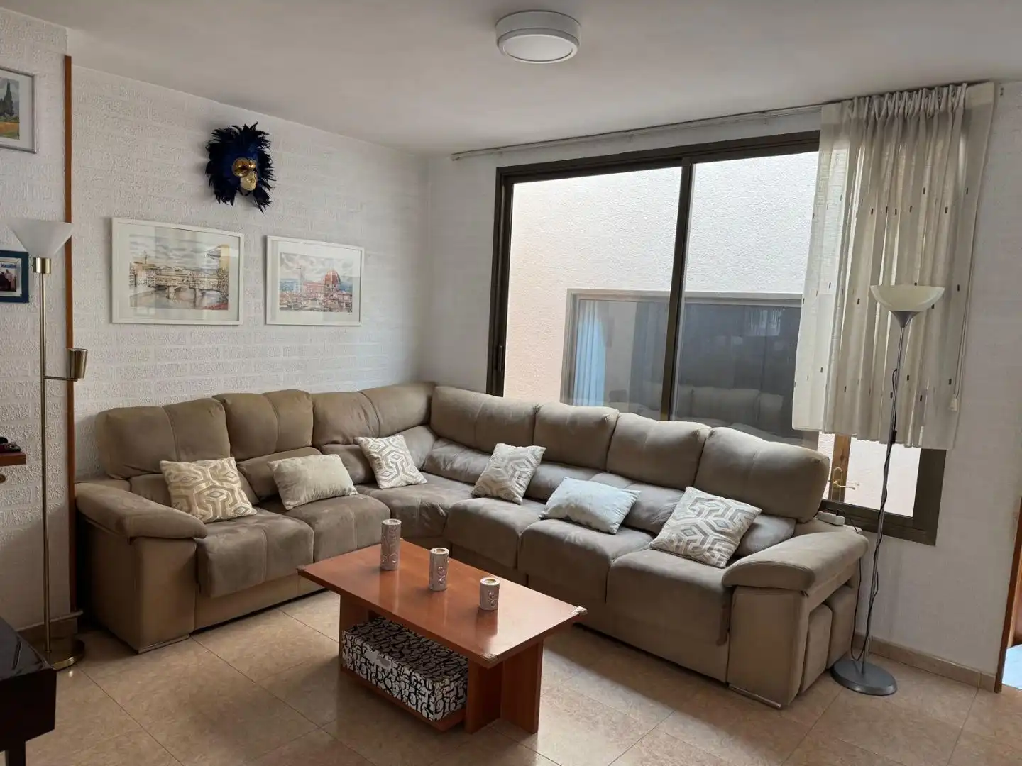 Casa adosada en venta en Carrer de Les Roques, 9, Poble - Casc Antic Sala de estar de Casa adosada en venta en Castellar del Vallès con Aire acondicionado, Terraza y Balcón