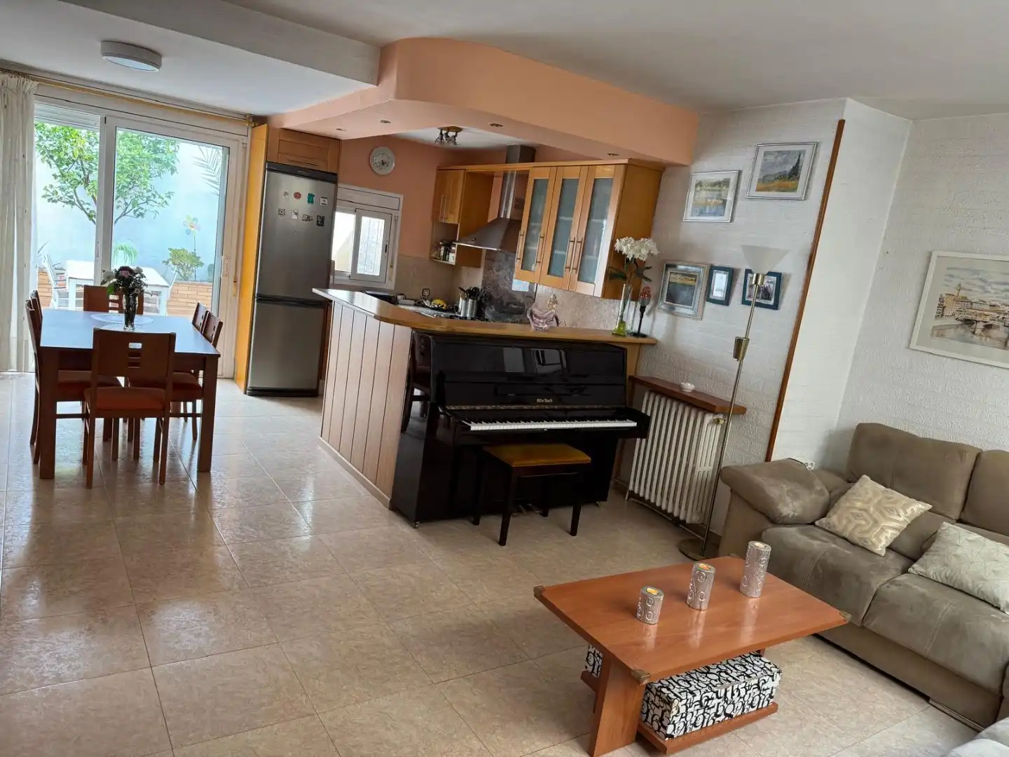Casa adosada en venta en Carrer de Les Roques, 9, Poble - Casc Antic Sala de estar de Casa adosada en venta en Castellar del Vallès con Aire acondicionado, Terraza y Balcón