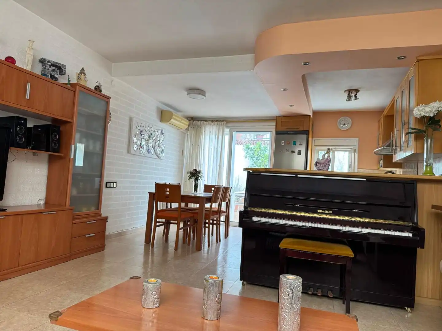 Casa adosada en venta en Carrer de Les Roques, 9, Poble - Casc Antic Comedor de Casa adosada en venta en Castellar del Vallès con Aire acondicionado, Terraza y Balcón