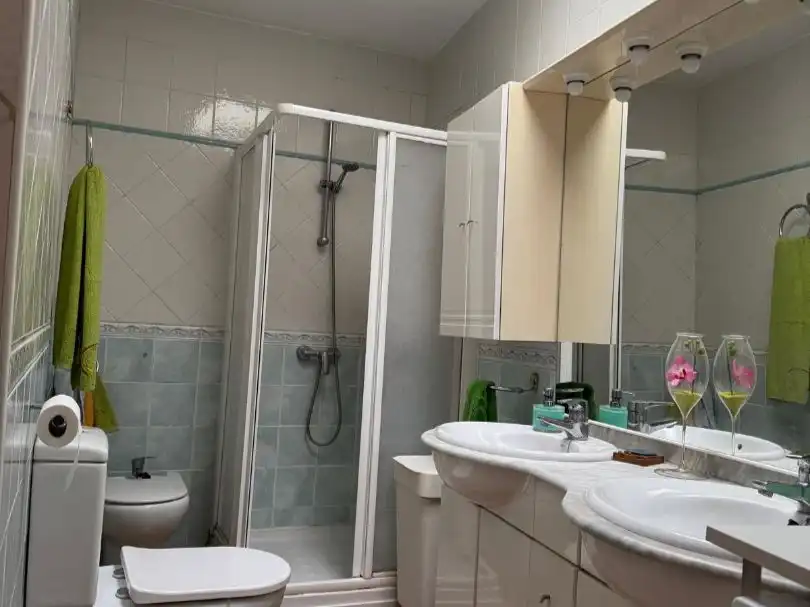 Casa adosada en venta en Carrer de Les Roques, 9, Poble - Casc Antic Baño de Casa adosada en venta en Castellar del Vallès con Aire acondicionado, Terraza y Balcón