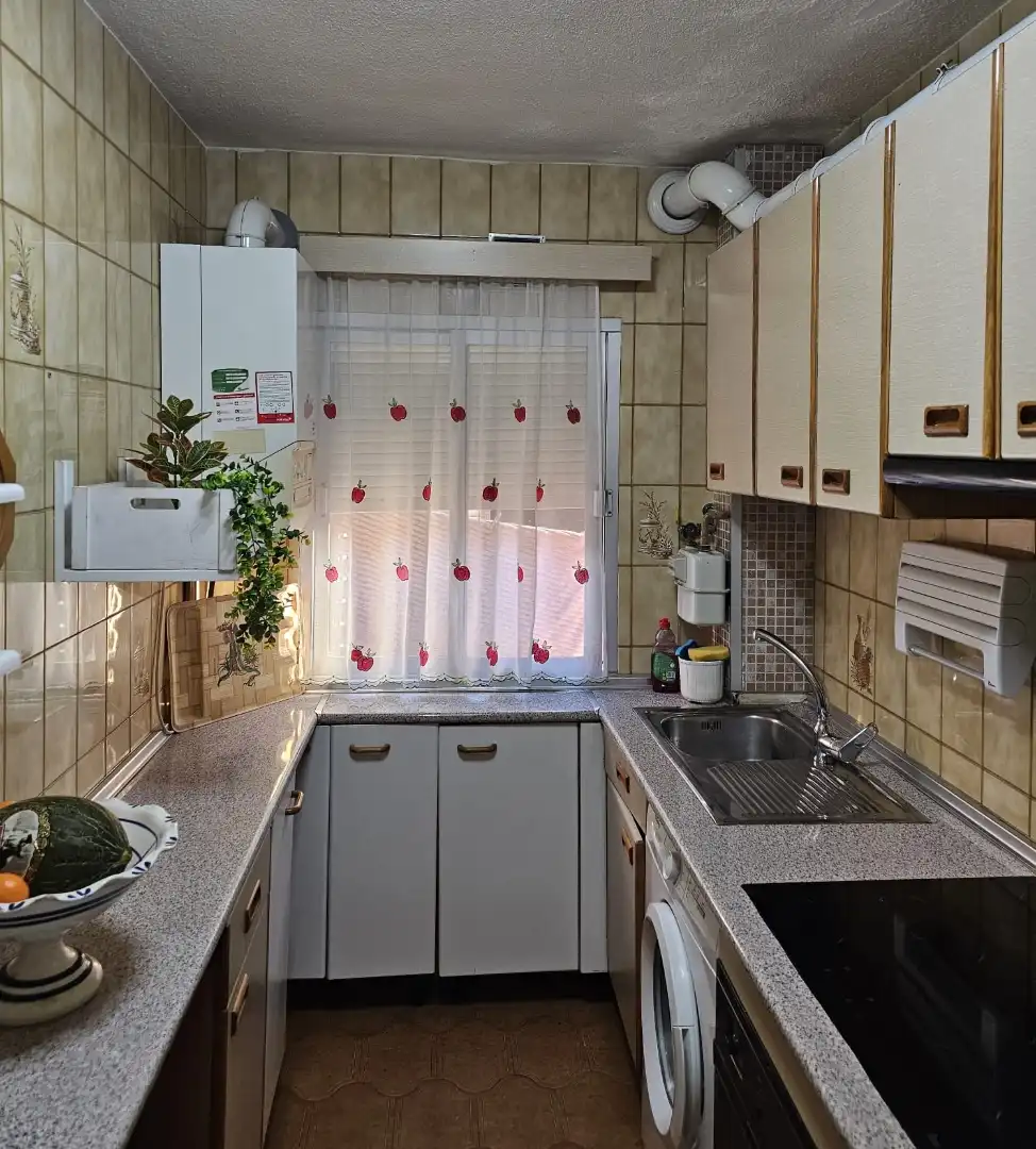 Piso en venta en Glorieta Ejército, 1, Aluche Cocina de Piso en venta en Madrid con Aire acondicionado, Calefacción y Amueblado