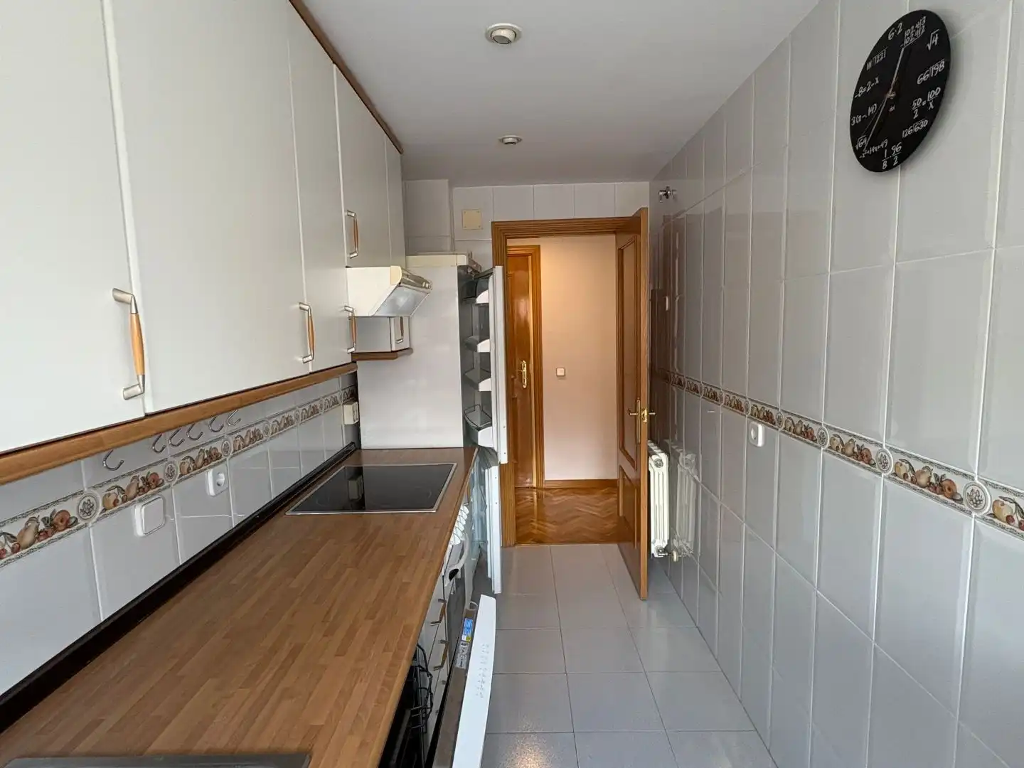 Wohnung zur Miete in Calle del Mar Menor, 8, Pinar del Rey Küche von Wohnung zur Miete in Madrid mit Klimaanlage, Heizung und Parkett