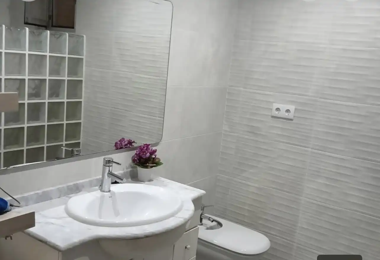 Baño de Piso de alquiler en Tous con Jardín privado, Terraza y Amueblado