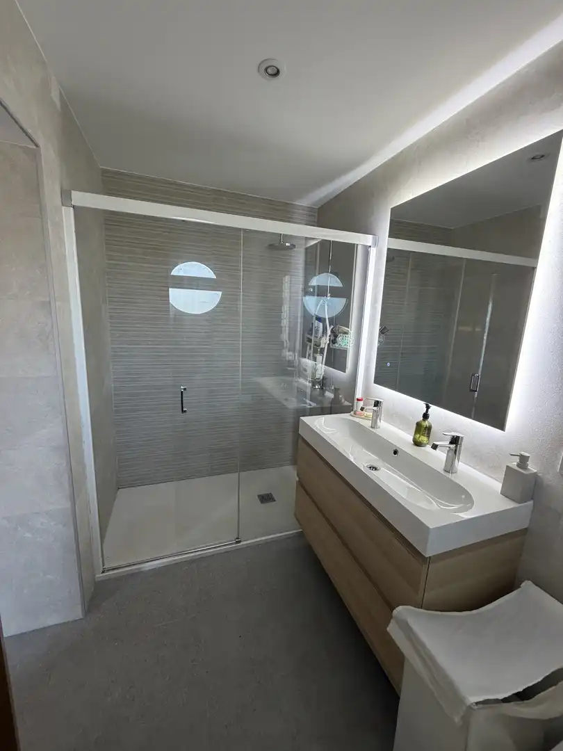 Casa adosada en venta en Avinguda Acàcies, 3, Campolivar Baño de Casa adosada en venta en Godella con Aire acondicionado, Terraza y Piscina